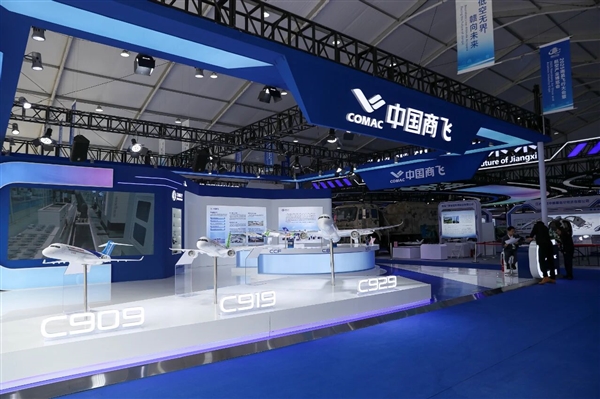中国商飞C909、C919三机编队气贯长虹！C929模型亮相