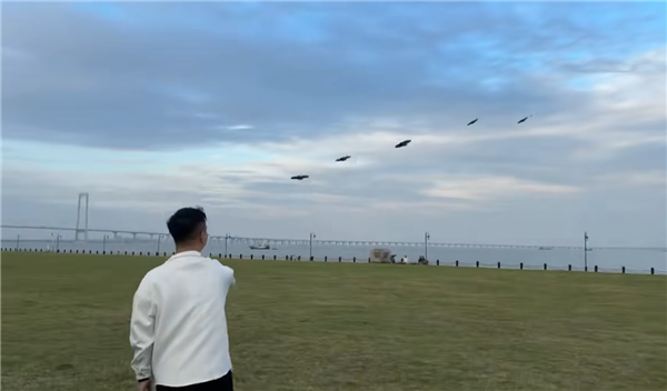 男子单手操控5台大疆无人机 指哪打哪 网友：科技修仙