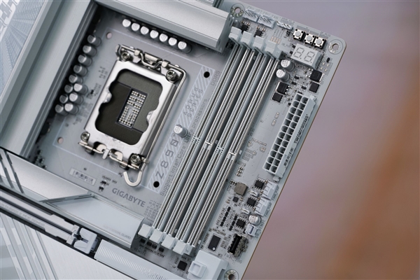 雪景房主机必看！技嘉电竞冰雕Z890 AORUS PRO ICE主板图赏