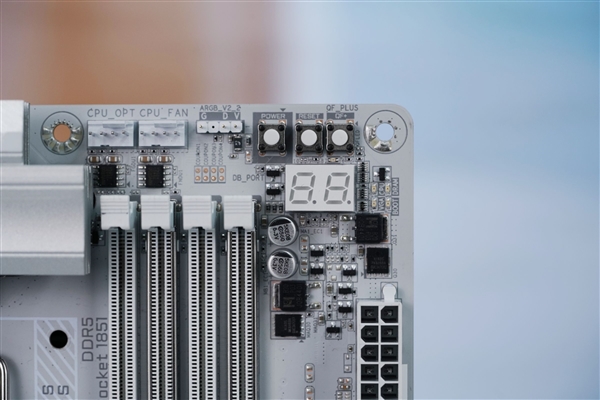 雪景房主机必看！技嘉电竞冰雕Z890 AORUS PRO ICE主板图赏