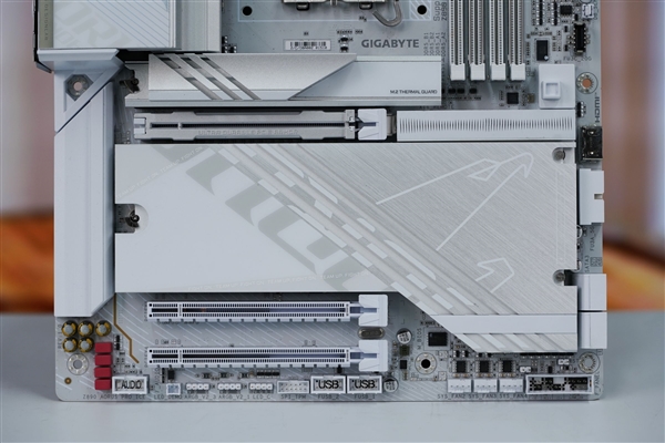 雪景房主机必看！技嘉电竞冰雕Z890 AORUS PRO ICE主板图赏