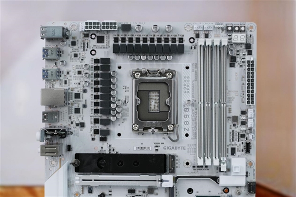 雪景房主机必看！技嘉电竞冰雕Z890 AORUS PRO ICE主板图赏