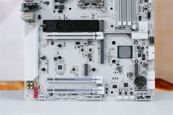 雪景房主机必看！技嘉电竞冰雕Z890 AORUS PRO ICE主板图赏