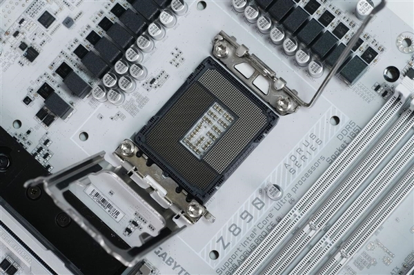 雪景房主机必看！技嘉电竞冰雕Z890 AORUS PRO ICE主板图赏