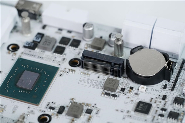 雪景房主机必看！技嘉电竞冰雕Z890 AORUS PRO ICE主板图赏