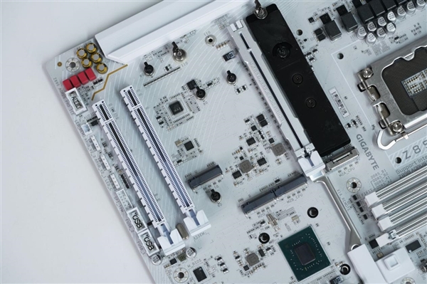 雪景房主机必看！技嘉电竞冰雕Z890 AORUS PRO ICE主板图赏