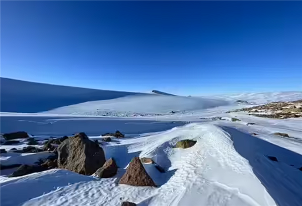 内藏史前空气！科学家在南极挖到迄今最古老的“冰疙瘩”