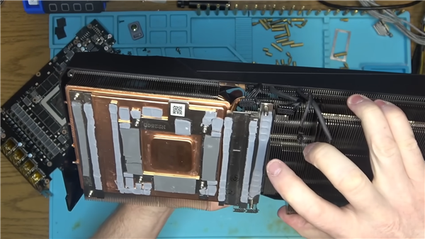 没见过如此惨烈的RTX 4090!严重扭曲、GPU/显存/电感全烧毁