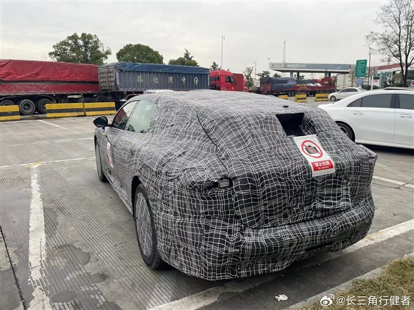 神秘新车现身高速服务区 知情人士称系阿维塔06猎装版