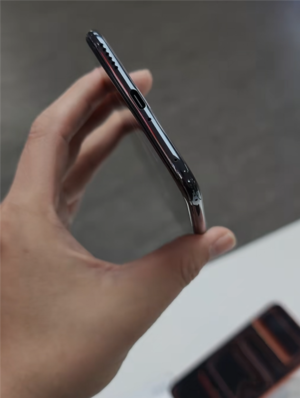 史上最薄Mate直板机!华为Mate70 Air正式官宣:今日预售