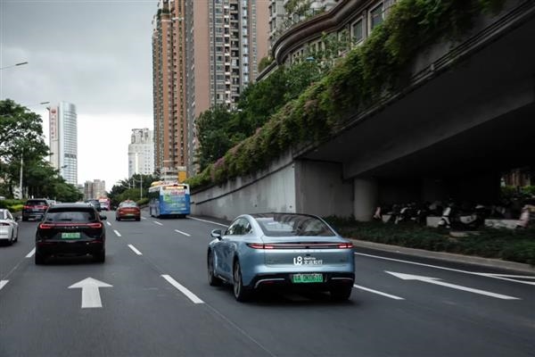 “港股Robotaxi第一股”诞生!文远知行正式登陆港交所 首日收跌9.96%