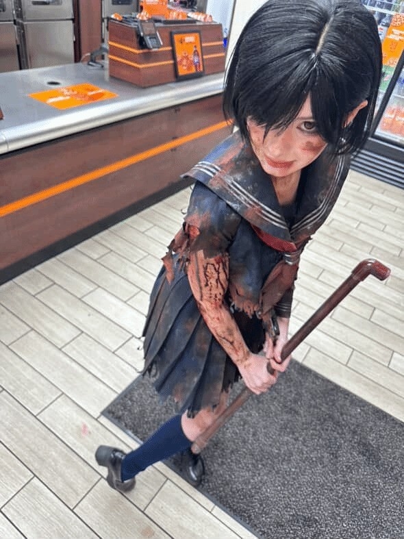 国外美女们Cos《寂静岭f》女主 钢管战神的压迫感