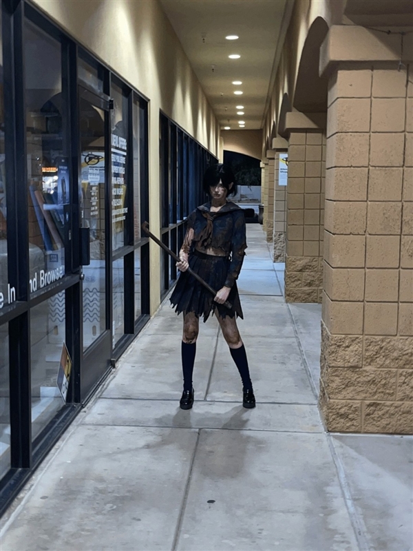 国外美女们Cos《寂静岭f》女主 钢管战神的压迫感