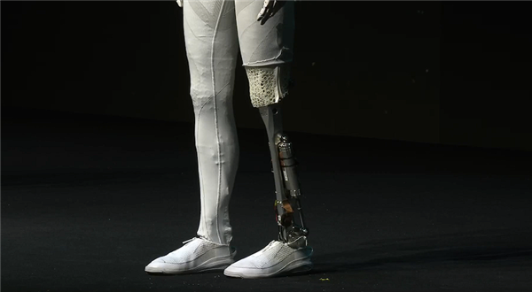 打破质疑!小鹏直播剪开机器人IRON外衣:里面不是真人