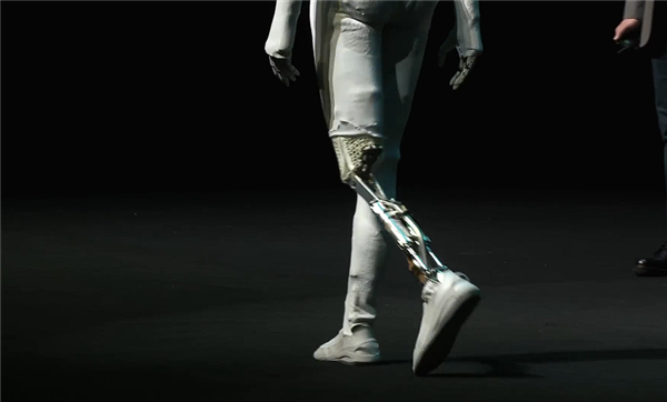 打破质疑!小鹏直播剪开机器人IRON外衣:里面不是真人