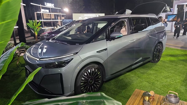全球续航最长大七座 小鹏X9增程混动预售:35万起