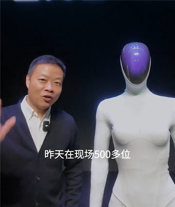 小鹏Iron机器人走路被质疑是真人 里面还穿着内裤!何小鹏脱衣展示