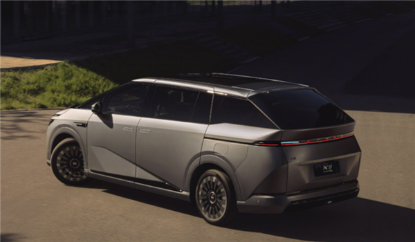 华为自研P1电机实物首次曝光: 发电功率密度高于行业10% 150km/h高速巡航不亏电