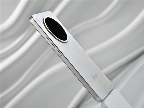 vivo Y500 Pro上手:旗舰级2亿像素下放 最硬核的国民手机