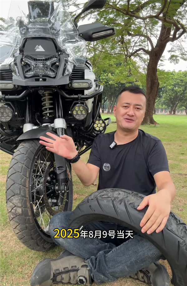 30万的宝马摩托骑了800公里车胎严重磨损 车主背着半条轮胎飞到意大利维权