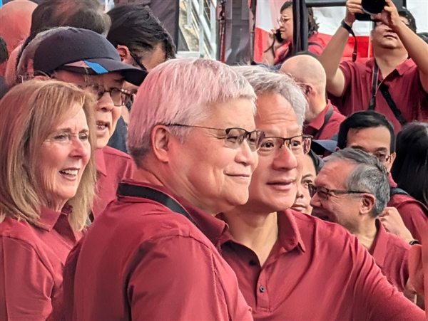 满满的爱！黄仁勋参加台积电运动会：大喊“台积电我爱你 我也是你们的家人”
