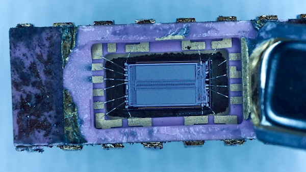 CPU收藏家开盖苏联制造K565RU3“鱼罐头”芯片:逆向克隆自Intel