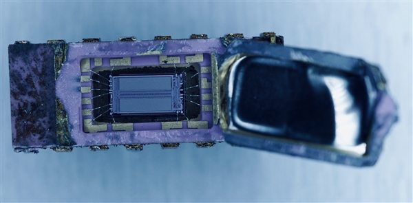 CPU收藏家开盖苏联制造K565RU3“鱼罐头”芯片:逆向克隆自Intel