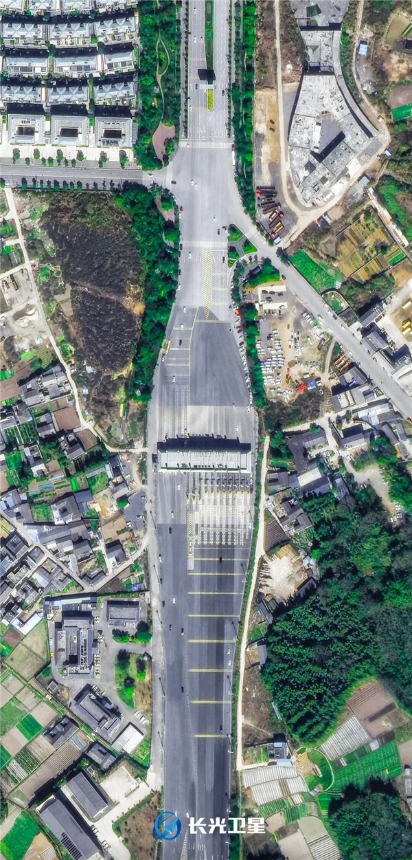 中国最年轻火山的脚下 有一座边境重镇！