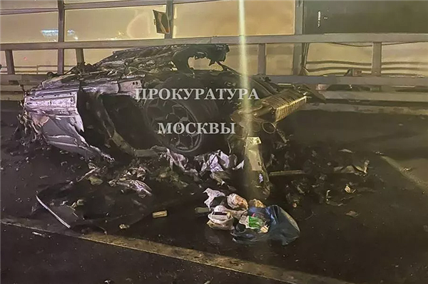 俄罗斯一富豪驾驶兰博基尼Urus失控翻车身亡：现金散落一地