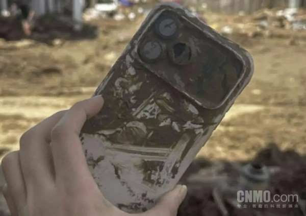 超耐造!iPhone 17 Pro Max埋入洪水中三天奇迹生还