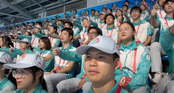 搞气氛这块还得看大学生:2950名大学生志愿者被赞“最强氛围组”