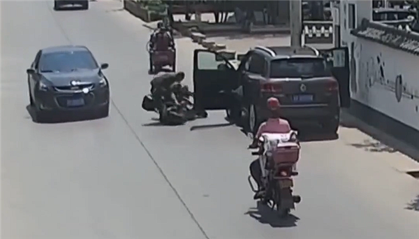 男子开门杀致电动车骑车人死亡:因交通肇事被判刑