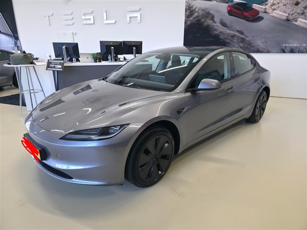 特斯拉Model 3被时速250公里奔驰AMG撞上:车主无碍 又提了一台