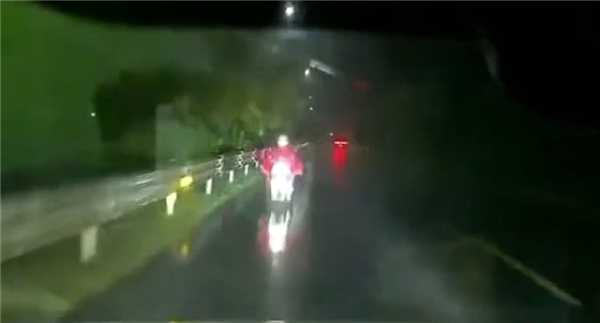 有功能不会用 司机雨天开车伸手擦车窗除雾:不慎撞人致死