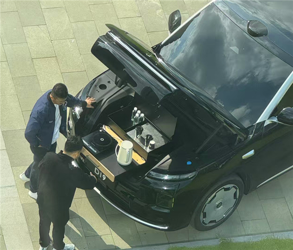 能装电磁炉做饭 零跑D19前备舱曝光：内置220V电源、排水通道