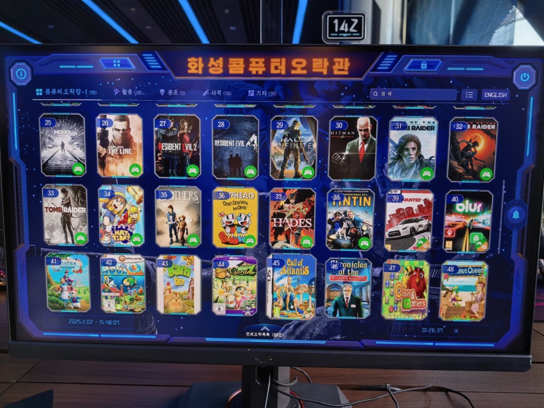 玩家专注游戏画面