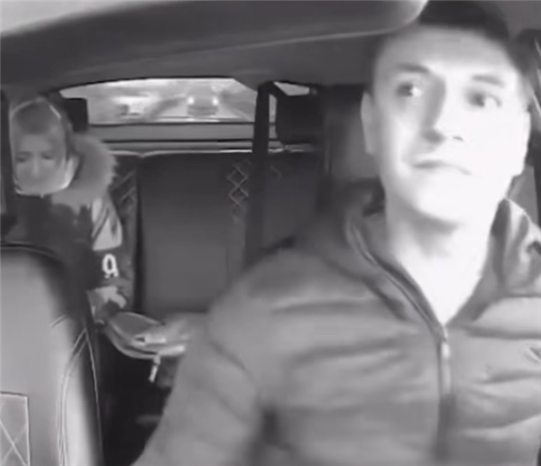 果然战斗民族！嫌歌不好听 俄罗斯一女乘客掏出砍刀威胁出租车司机换歌