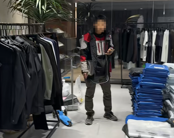 白嫖新套路!女子买千元羽绒服退货收件人填自己:想坑快递员