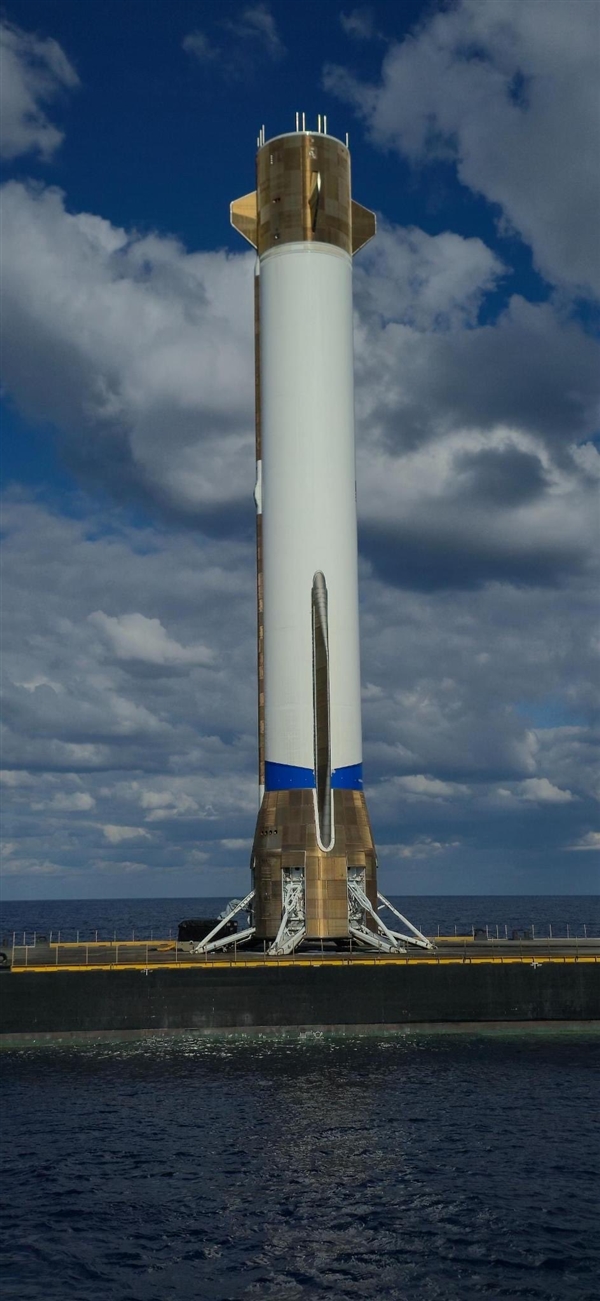 贝索斯晒“新格伦”火箭升空画面 马斯克：太美了