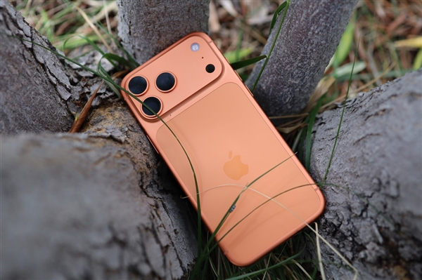 机主用湿巾把橙色iPhone 17 Pro Max擦掉色:网友不相信是真的