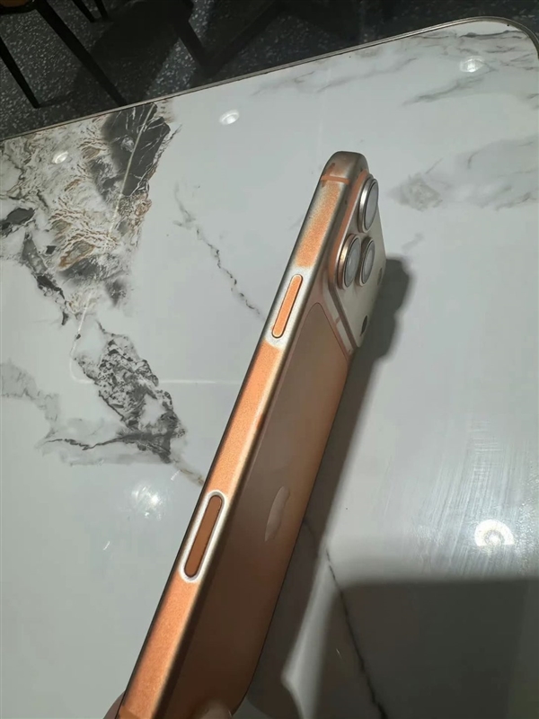 安卓看懵!网友称iPhone 17 Pro Max被湿巾擦掉漆:画面难以置信