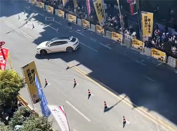 比亚迪在贵州村GT杀疯!腾势Z9GT原厂无改装 上演疯狂极限漂移