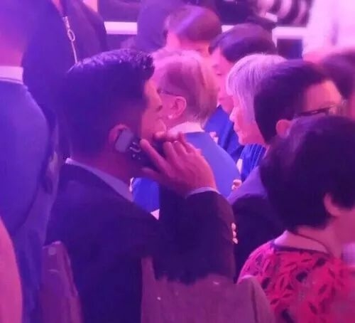 “建校狂魔”古天乐回应不用智能手机:真不想用 一直喜欢滑盖功能手机