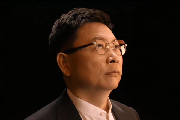 余承东首晒华为Mate 80 Pro Max真机!双圆环设计 外观史无前例