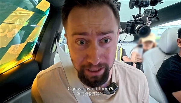 整个前风挡被遮住!小鹏G7蒙眼狂飙 老外坐副驾快吓哭了