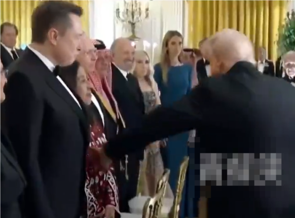 马斯克受邀参加晚宴 特朗普特意留步拍了拍他肚子