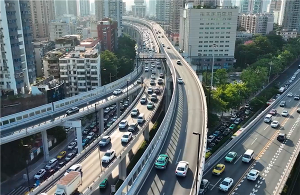 电池起火车门打不开 新华社再谈汽车行业乱象：该踩刹车了