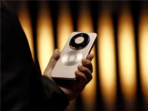 何刚晒华为Mate 80系列实拍样张：红枫影像色彩表现一绝