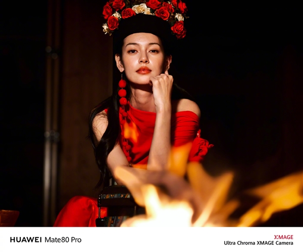 何刚晒华为Mate 80系列实拍样张：红枫影像色彩表现一绝
