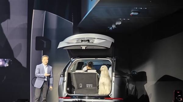 小鹏X9行业首发三排电动三折叠：秒变1米8瑜伽房